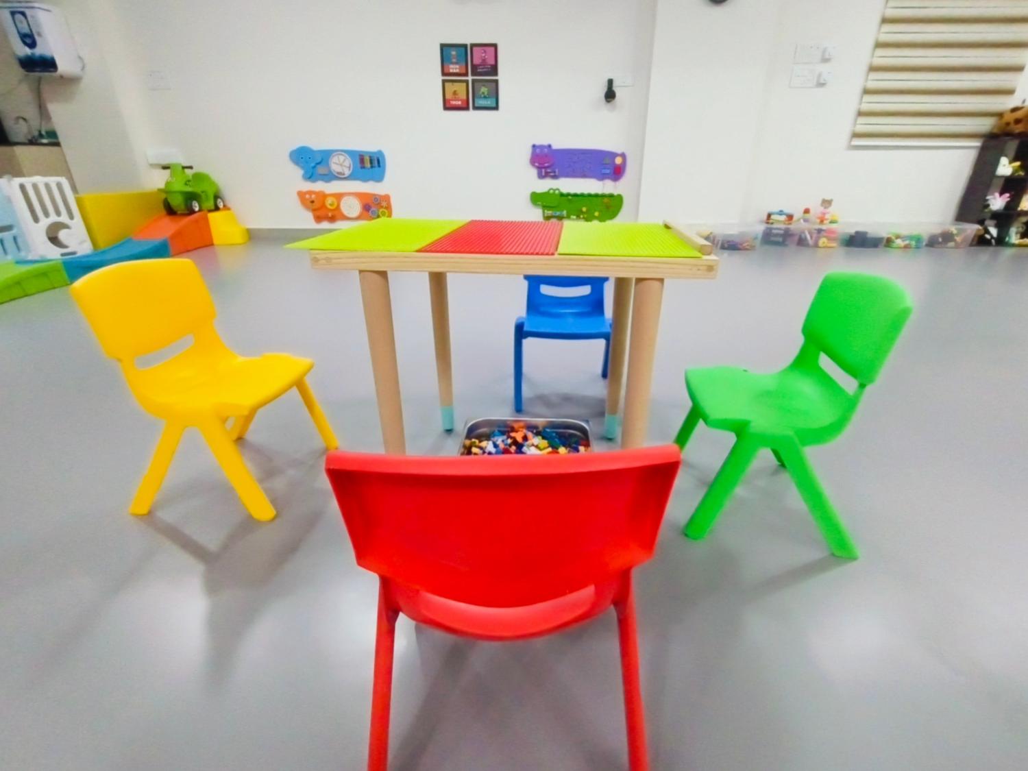 Building-brick table with colourful kids' chairs